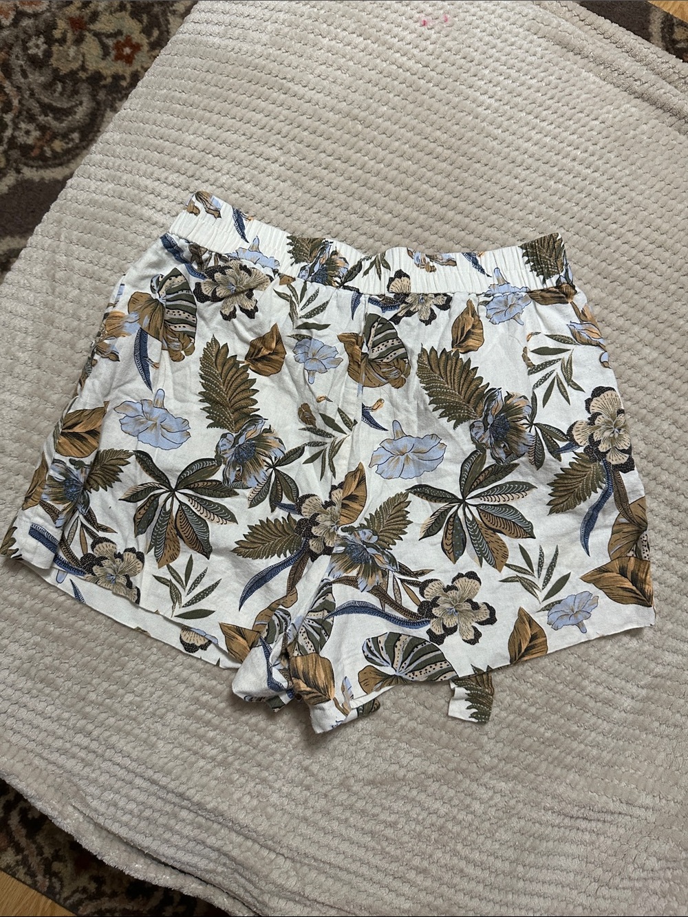 C&C California Cream Floral Tie-Waist Shorts linen blend size 10 - Picture 3 of 5